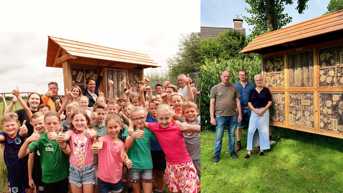 Collegafoto. Links het insectenhotel in Gramsbergen, waar de kinderen uit groep 5, wethouder Alwin te Rietstap, communicatieadviseur Lucienne Prenger en uitvoerder Maarten Vetker. Rechts het insectenhotel in Lutten met aan de linkerzijde Michel Jonkeren, John van den Hoven en Mélanie Kleinheerenbrink